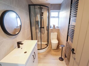 Cottage | Bathroom | Shower - The Beach Haven (Mablethorpe)