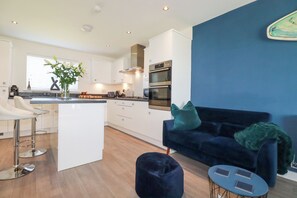 Refrigerador, lavavajillas, tetera/pava eléctrica, tostadora