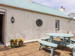 Outdoor dining - Hazel's Cottage (Campbeltown)
