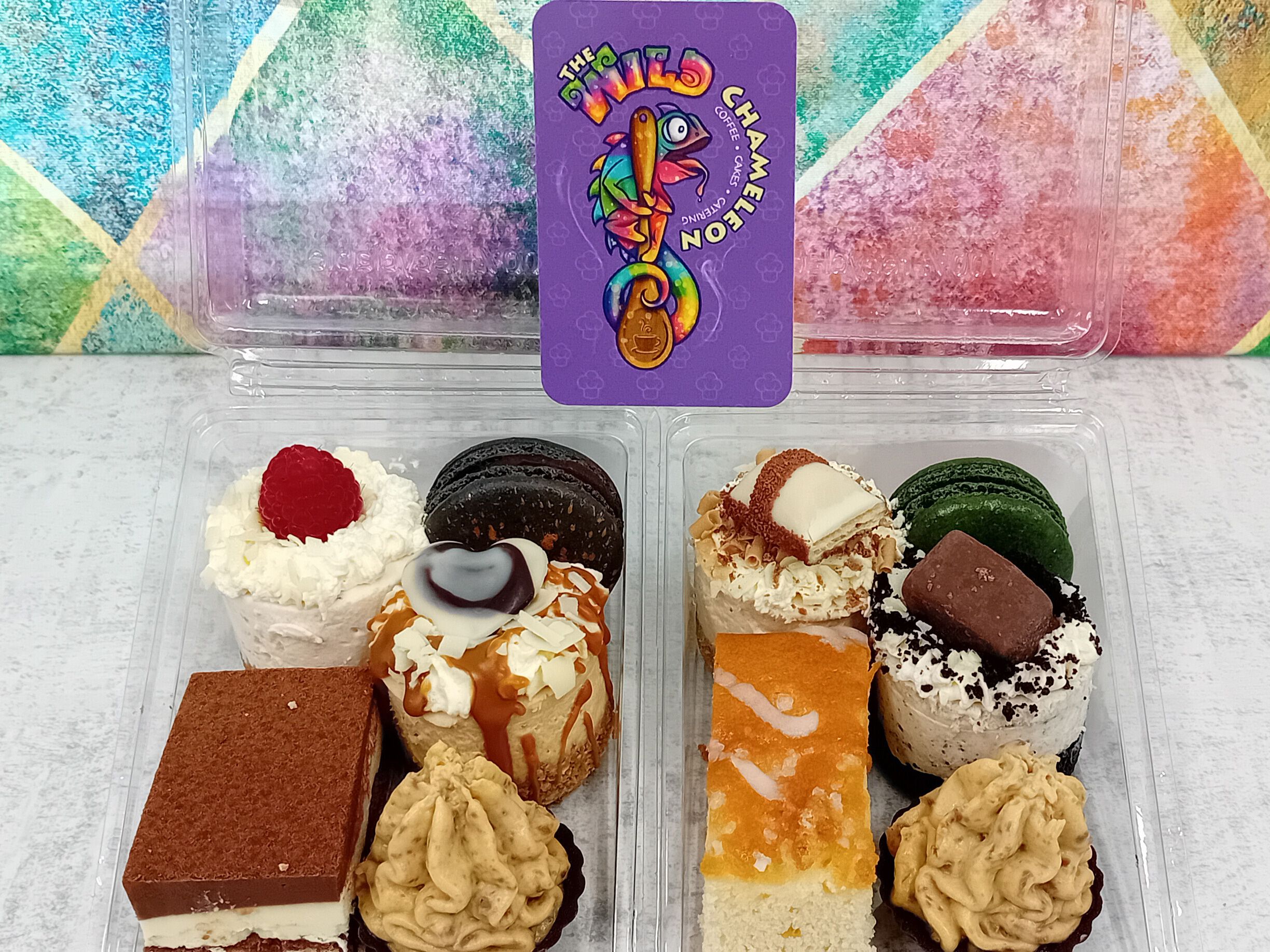 Una selezione di dolci colorati in un contenitore trasparente.