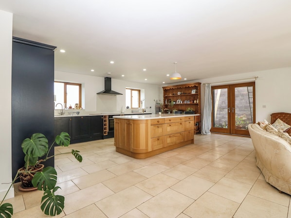 Een waterkoker, een broodrooster, kookgerei, borden en bestek