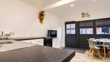 Tủ lạnh, ấm điện, dụng cụ nấu nướng/bát dĩa/dao nĩa
