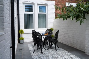 Outdoor dining - The George (Whitley Bay)
