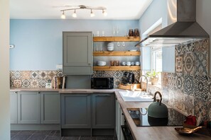 Frigorífico, lavavajillas, hervidor eléctrico y tostadora