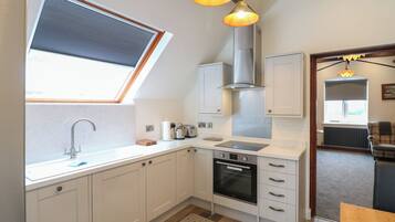 Tủ lạnh, máy rửa bát, ấm điện, lò nướng bánh mì