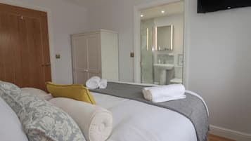 2 bedrooms, individually decorated, individually furnished, free WiFi