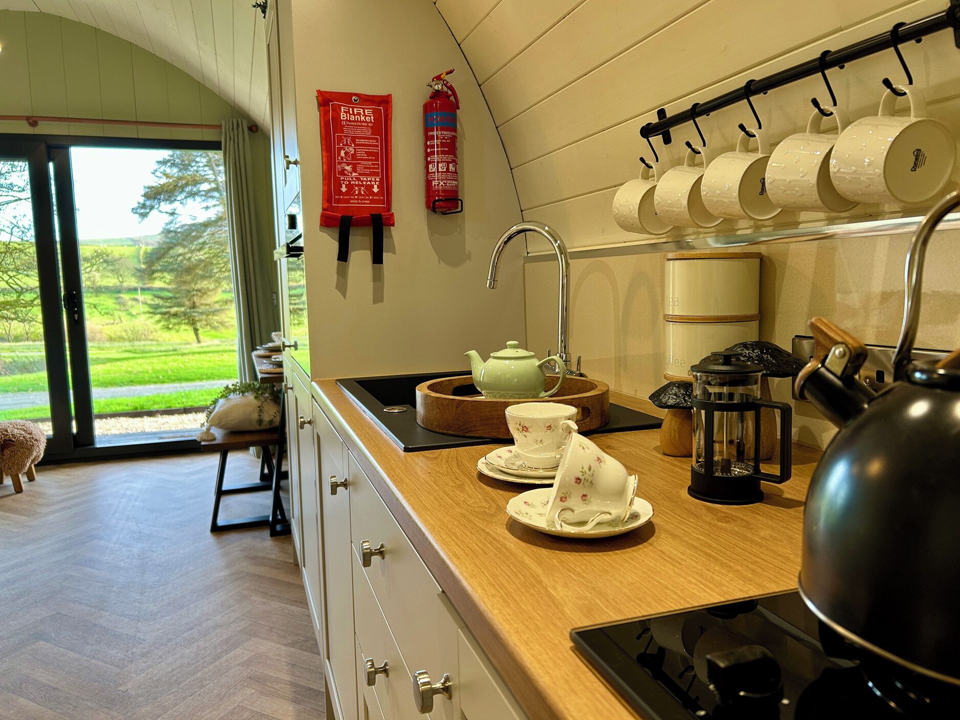 Cottage | Private kitchen | Fridge, electric kettle, toaster, cookware/dishes/utensils