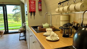 Cottage | Private kitchen | Fridge, electric kettle, toaster, cookware/dishes/utensils