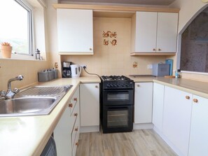 Kjøleskap, oppvaskmaskin, vannkoker og kjøkkenutstyr