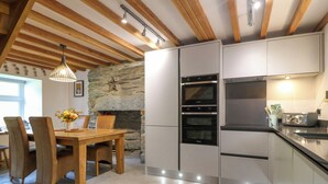 Fridge, dishwasher, cookware/dishes/utensils - 5 Banc Llugwy (Betws-Y-Coed)