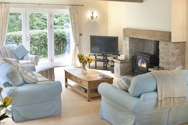 Flat-screen TV, fireplace, DVD player