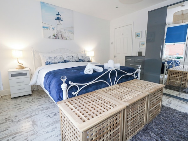2 Schlafzimmer, individuell dekoriert, individuell eingerichtet