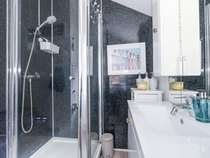 Shower, hair dryer - Garibaldi Cottage (Weymouth)