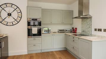 Geladeira, lava-louças, chaleira elétrica, torradeira