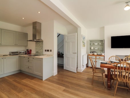 Refrigerador, lavavajillas, tetera/pava eléctrica, tostadora