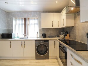 Bouilloire électrique, batterie de cuisine, vaisselle et ustensiles