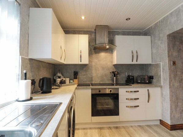 Bouilloire électrique, batterie de cuisine, vaisselle et ustensiles