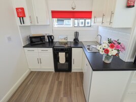 Refrigerador, tetera/pava eléctrica, tostadora, utensilios de cocina