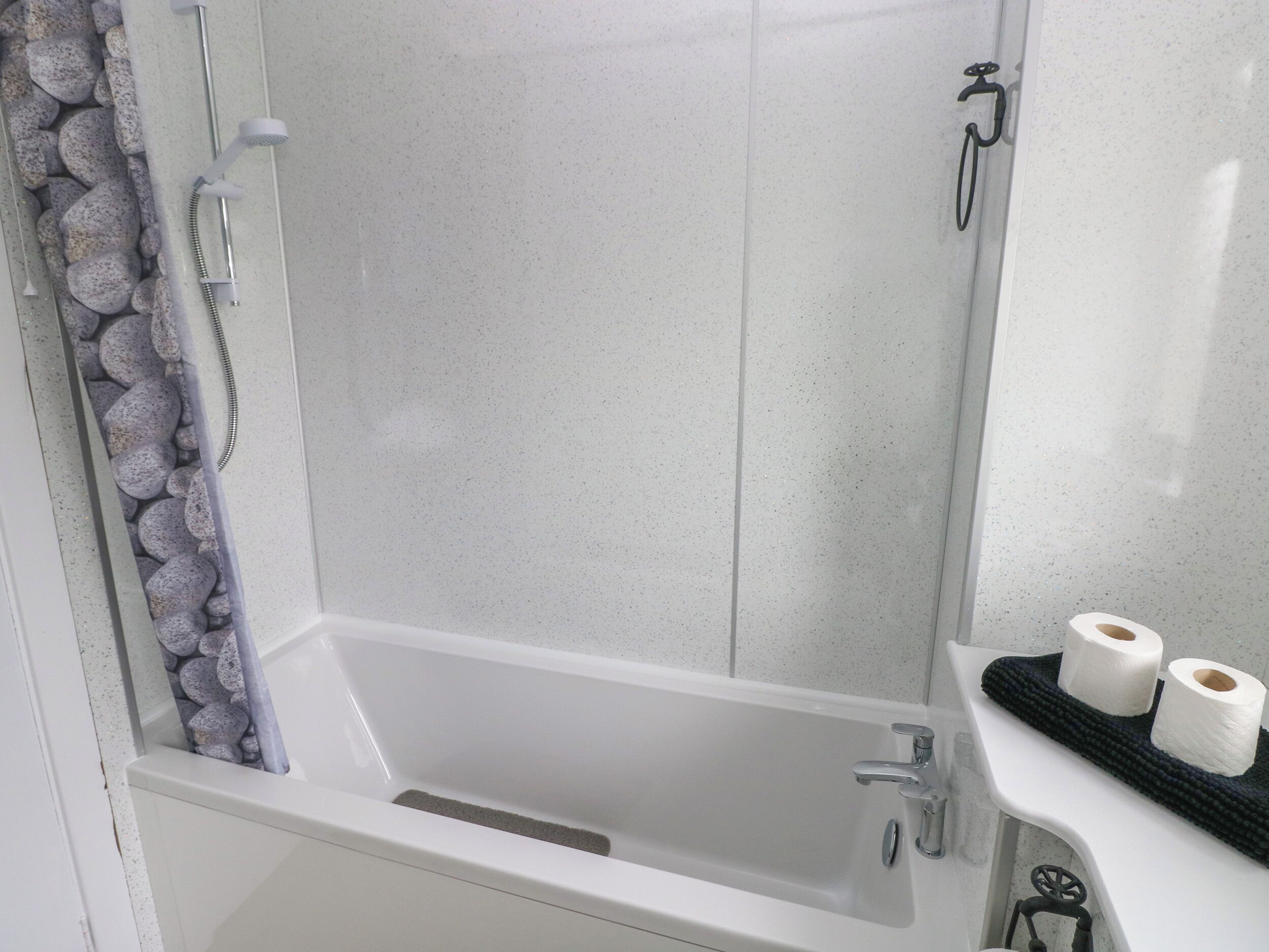 Ein Badezimmer mit Badewanne, Dusche und Toilette.
