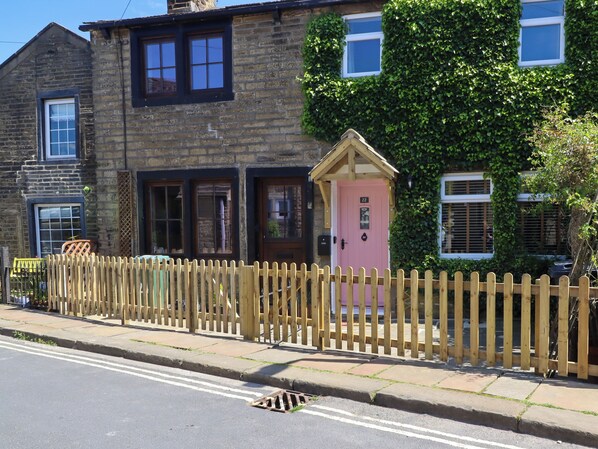 Exterior - Emily Cottage (Keighley)