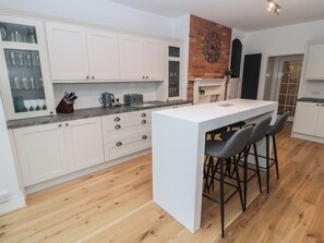 Kühlschrank, Geschirrspüler, Wasserkocher, Toaster