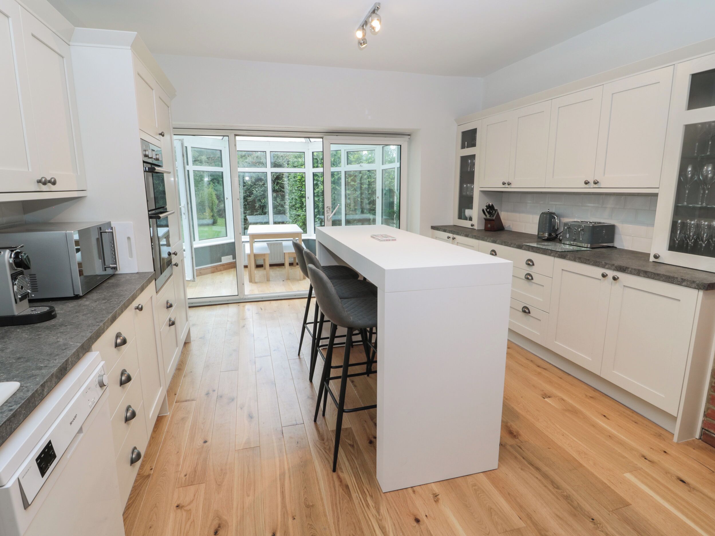 Kylskåp, diskmaskin, vattenkokare och brödrost