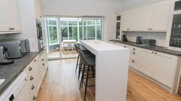 Kylskåp, diskmaskin, vattenkokare och brödrost