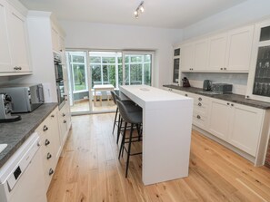 Réfrigérateur, lave-vaisselle, bouilloire électrique, grille-pain