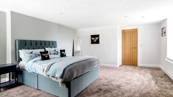 5 camere, con stile personalizzato, con arredamento individuale