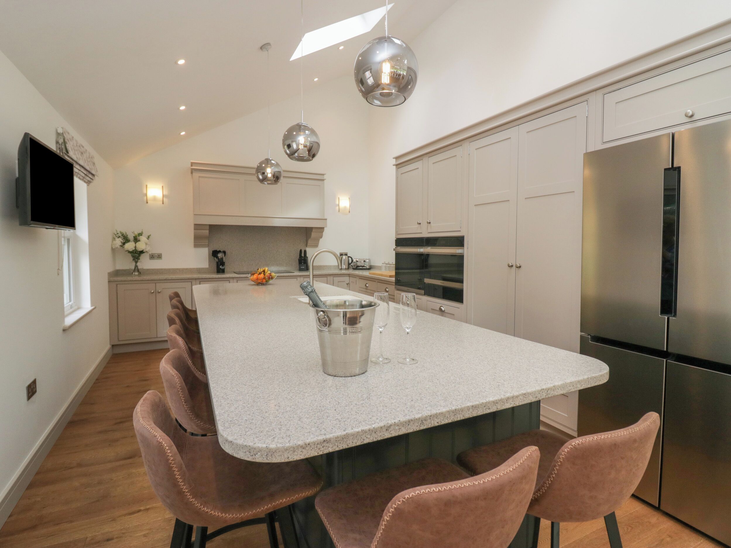 Refrigerador, lavavajillas y utensilios de cocina 