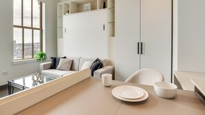 Interior - Wfh-friendly Studio in Downtown Newark (Newark)