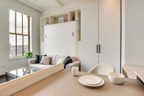 Interior - Wfh-friendly Studio in Downtown Newark (Newark)