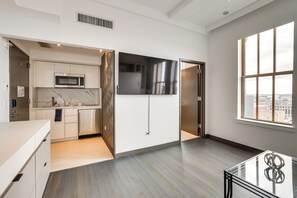 Interior - Wfh-friendly Studio in Downtown Newark (Newark)