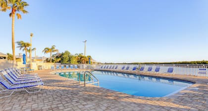 Swim, Fish & Explore: Waterfront Gem in Ruskin