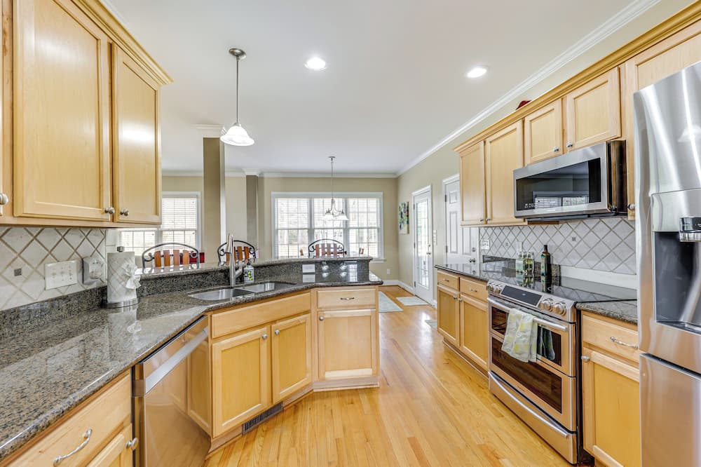 < 9 Mi to Dtwn Raleigh: Family Home w/ Pool Access - Zebulon, NC