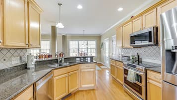 House (4 Bedrooms) | Interior