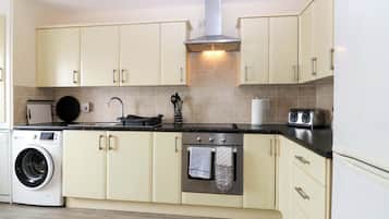 Cottage | Private kitchen | Fridge, electric kettle, toaster, cookware/dishes/utensils