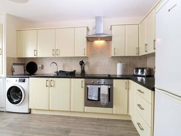 Cottage | Private kitchen | Fridge, electric kettle, toaster, cookware/dishes/utensils