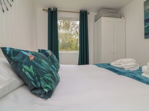 2 quartos, individualmente decorados, individualmente mobiliados