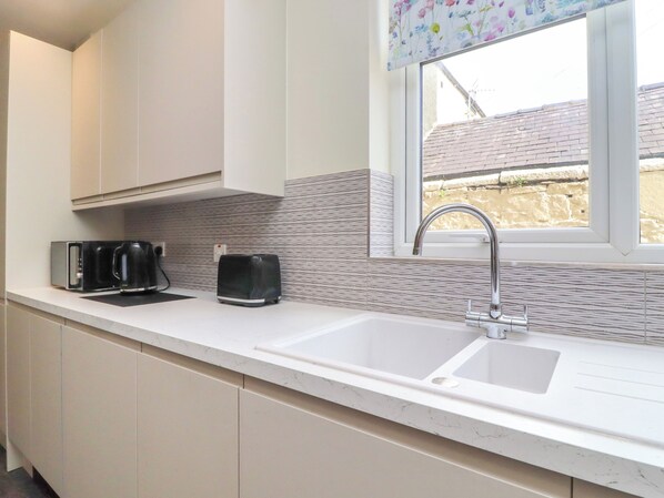 Fridge, dishwasher, toaster, cookware/dishes/utensils - 49 Waddington Road (Clitheroe)