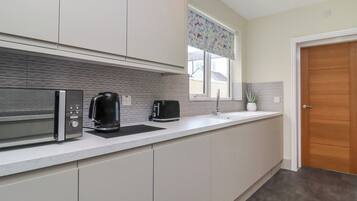 Fridge, dishwasher, toaster, cookware/dishes/utensils