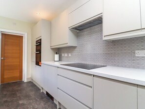 Jääkaappi, astianpesukone, leivänpaahdin