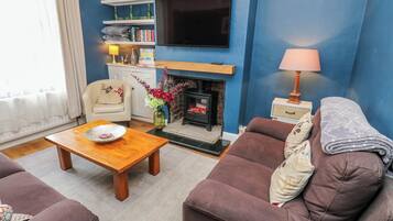 Cottage | Living area | Fireplace