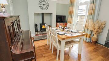 Cottage | Dining