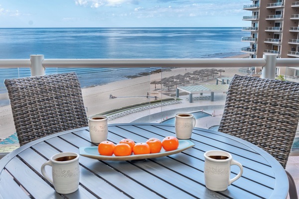 Dining table for 4 on the terrace