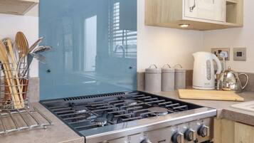 Lemari es, mesin pencuci piring, ketel listrik, dan pemanggang roti