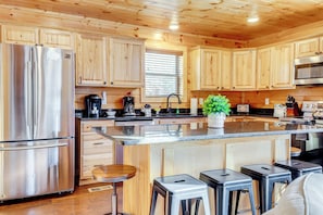 Interior - 2 Mi to Dtwn Gatlinburg: Mountain Cabin w/ Hot Tub (Gatlinburg)