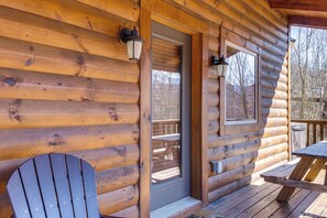 Interior - 2 Mi to Dtwn Gatlinburg: Mountain Cabin w/ Hot Tub (Gatlinburg)