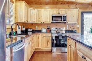 Interior - 2 Mi to Dtwn Gatlinburg: Mountain Cabin w/ Hot Tub (Gatlinburg)