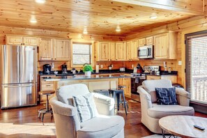 Interior - 2 Mi to Dtwn Gatlinburg: Mountain Cabin w/ Hot Tub (Gatlinburg)
